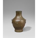 Vase. Bronze. Im Stil der späten Zhou-Zeit In Form eines archaischen Bronzegefässes vom Typ hu mit