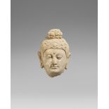 Buddha-Kopf. Stucco. Pakistan, Hadda. 3./4. Jh. Ebenmäßige Züge, die in Wellen gelegten Haare