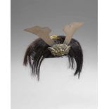Kekabuto (Haarhelm), 19. Jh. Flache Helmschale aus Eisen, völlig bedeckt mit schwarzen Tierhaaren,