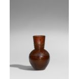 Vase. Bronze. Mitte 20. Jh. Am Boden Siegelmarke: Kôshun (= Hiramatsu Kôshun/Hiroharu, 1896-1971)