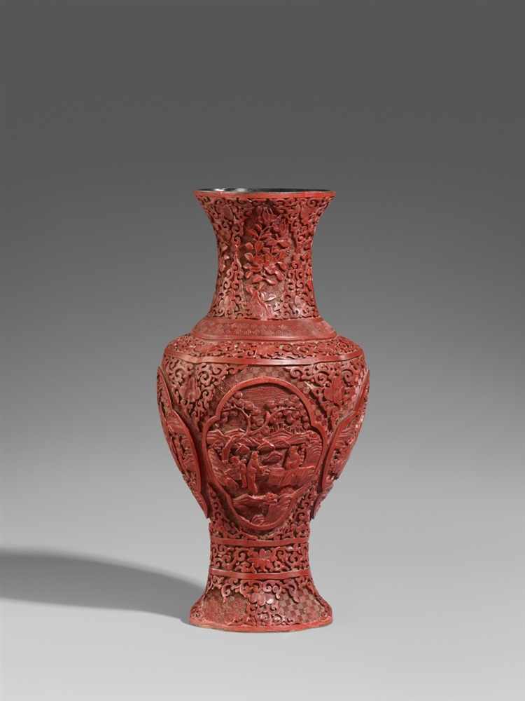 Vase. Roter Schnitzlack. 19. Jh. Balusterform von vierpassigem Querschnitt, dekoriert mit