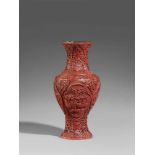 Vase. Roter Schnitzlack. 19. Jh. Balusterform von vierpassigem Querschnitt, dekoriert mit