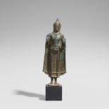 Buddha. Bronze. Nordost-Thailand. 13. Jh. Stehend auf flacher Sockelplatte, beide Hände in abhaya