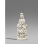 Blanc de Chine-Figur einer sitzenden Guanyin Auf einem Felsen sitzende Figur der Guanyin mit Kind,