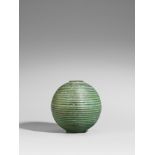 Vase. Grün patinierte Bronze. 20. Jh. Fast kugelige Vase in Form einer Laterne mit horizontalen