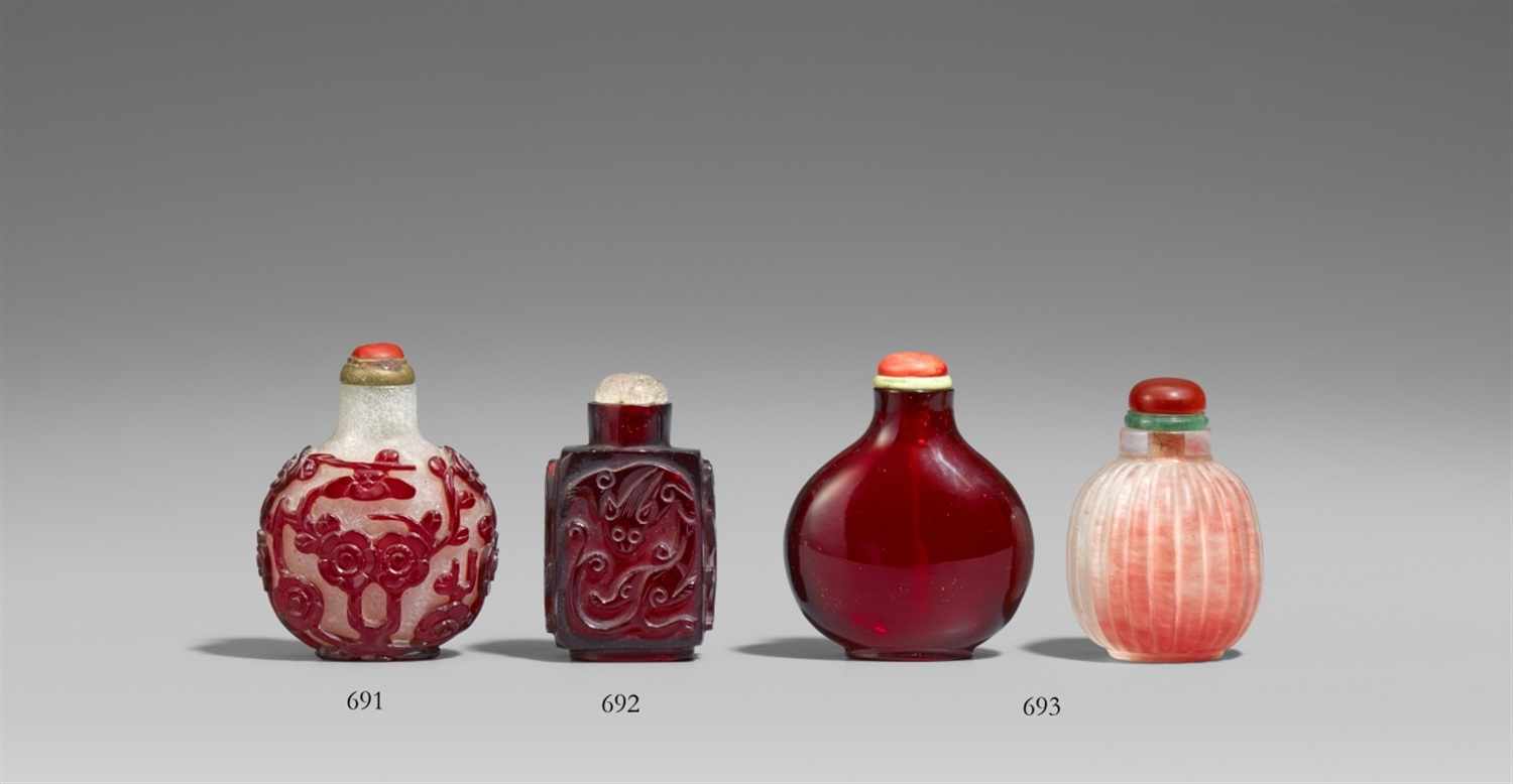 Snuff bottle. Überfangglas. 18./19. Jh. Eisglas mit blühenden Prunus-Zweigen in rubinrotem Überfang.