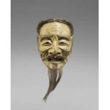 Nô-Maske vom Typ Sankôjô. Holz, farbig gefasst. 17./18. Jh. Kopf eines Greises mit faltenreichem