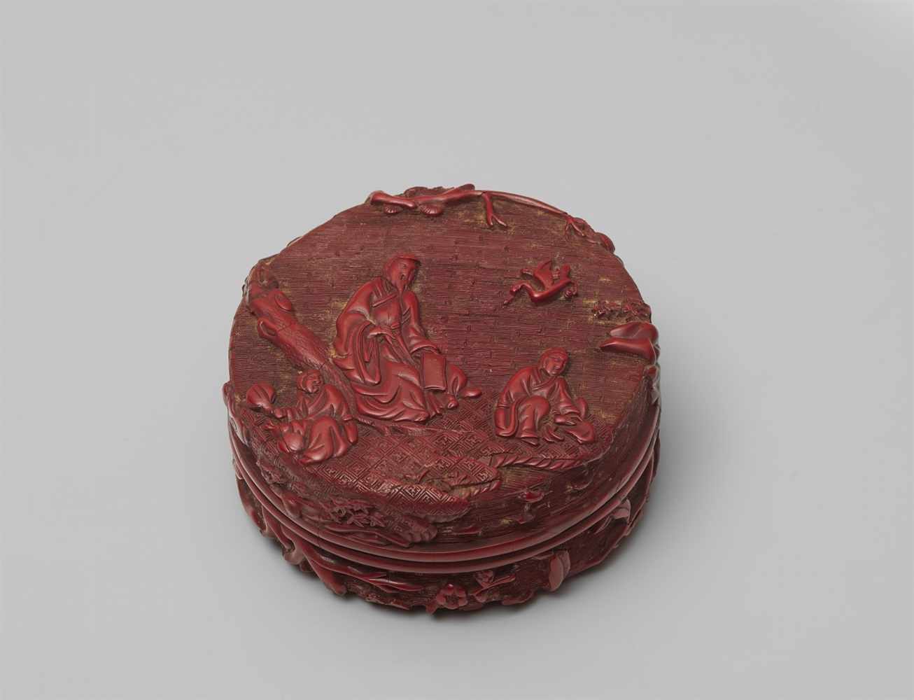 Kleine runde Deckeldose. Roter Schnitzlack. Ming-Zeit Der Deckel mit Gelehrten unter einem Baum - Image 2 of 3