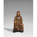 Große Figur eines Guanyin. Holz mit Lackfassung. 18. Jh. Mit herabhängenden Beinen auf einer