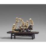Fünf feiernde Skelette. Elfenbein, Holz und Bambus. Spätes 19. Jh. Auf einem bizarren entwurzelten