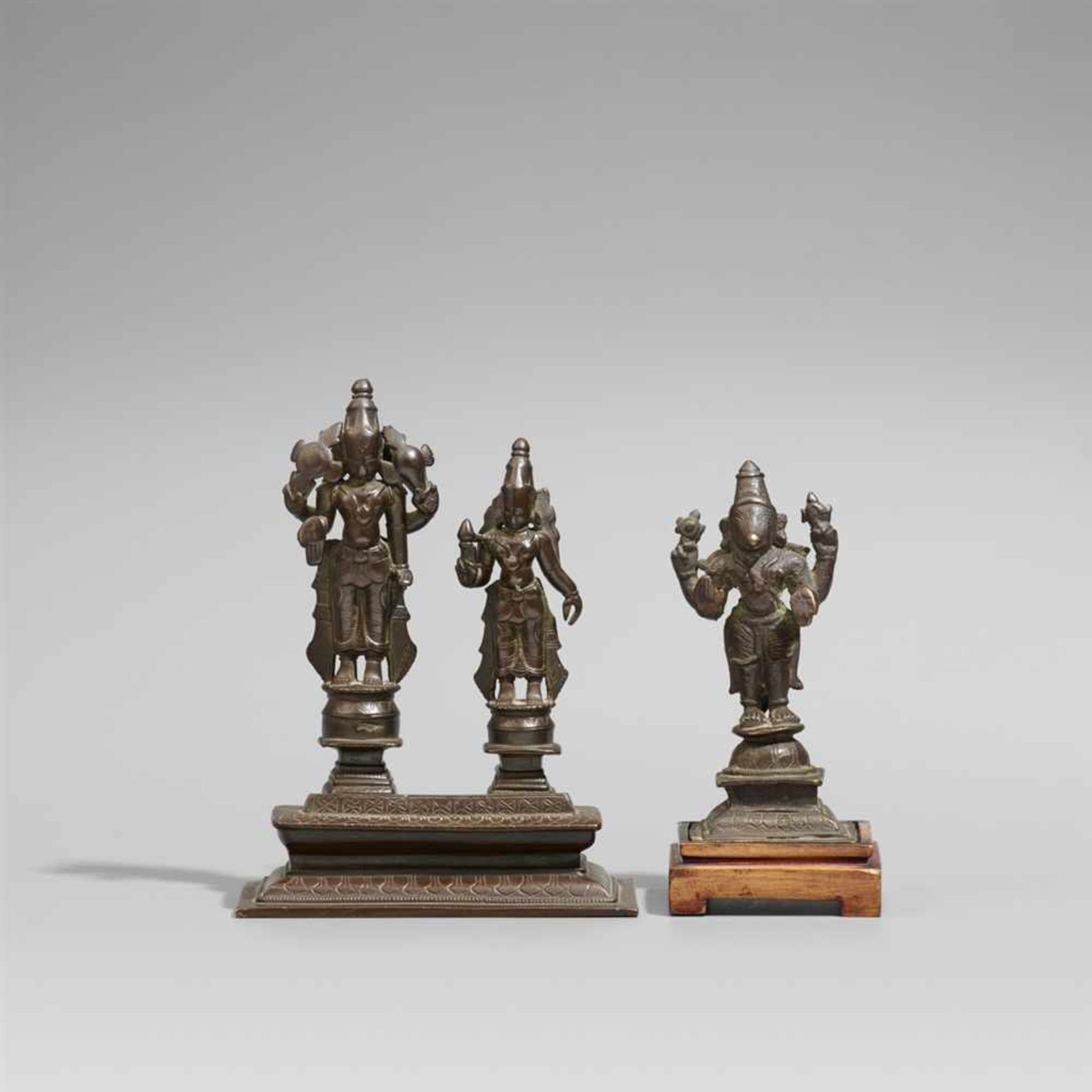 Altar mit vierarmigem Vishnu und Lakshmi und ein Vishnu avatara. Bronze. Südindien. 17./19. Jh. a) - Bild 3 aus 3