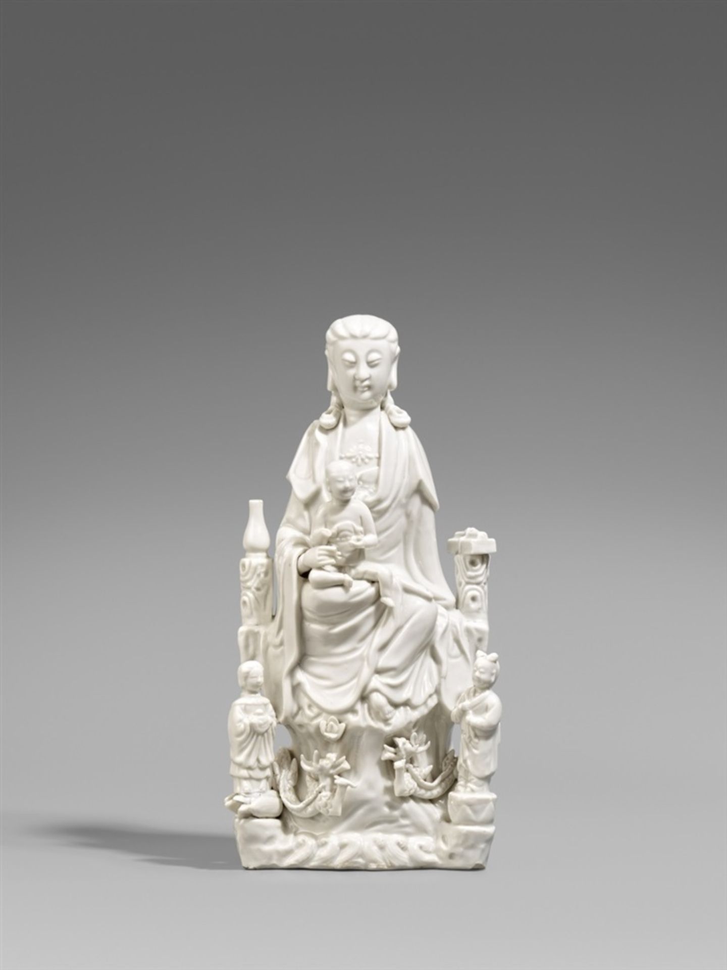 Blanc de Chine-Figur einer sitzenden Guanyin. Dehua. Kangxi-Periode (1662-1722) Auf einem Felsen