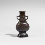Birnförmige Vase vom Typ hu. Bronze.Song-/Yuan-Zeit, ca. 12./14. Jh. Auf abgerundet rechteckigem