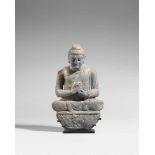 Figur eines Buddha. Grauer Schist. Pakistan, Gandhara. 3. Jh. Leicht vorgeneigt, im
