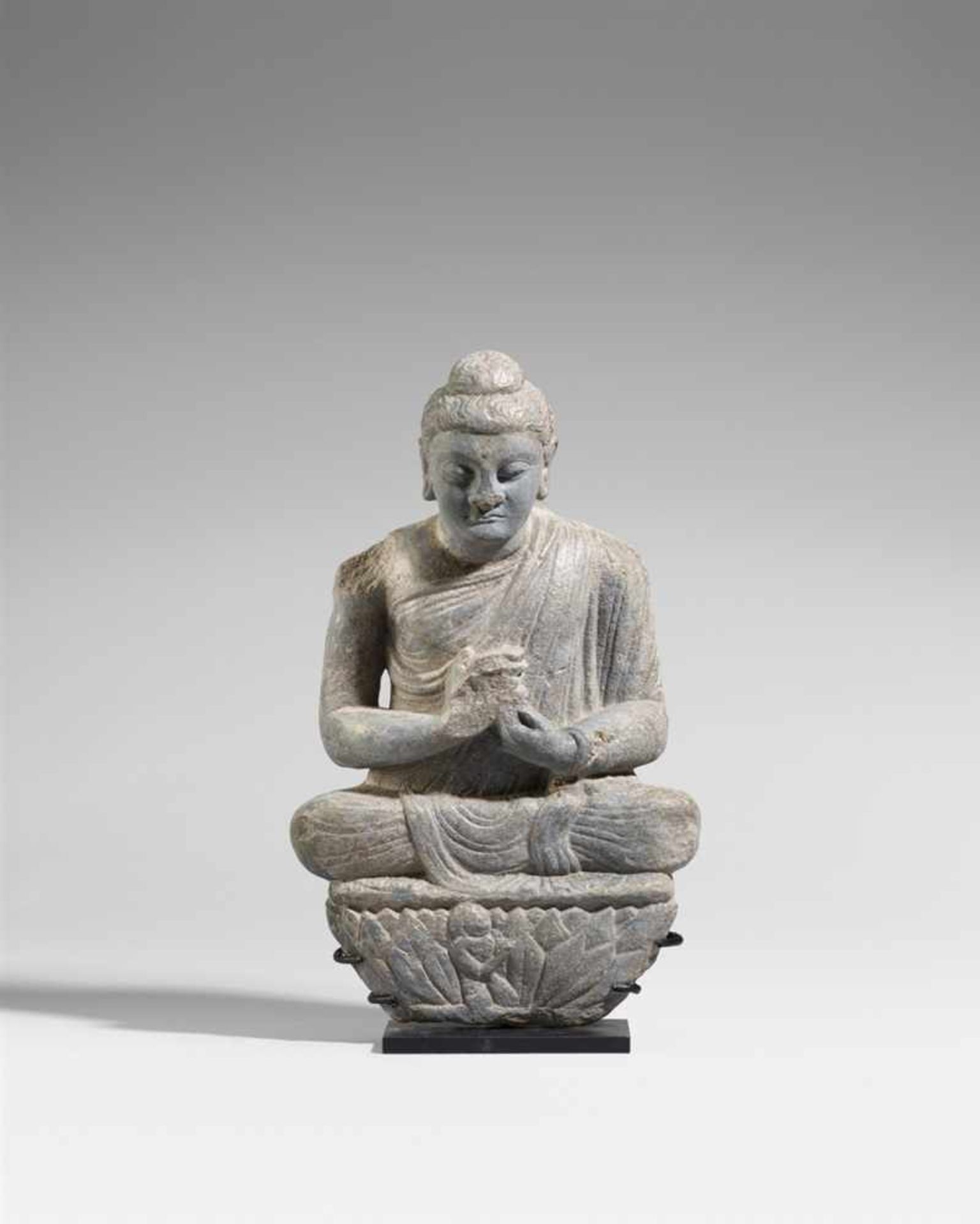 Figur eines Buddha. Grauer Schist. Pakistan, Gandhara. 3. Jh. Leicht vorgeneigt, im