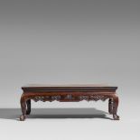 Tisch für ein kang. Holz, wahrscheinlich jichimu. Qing-Zeit Auf vier geschwungenen Beinen, die in