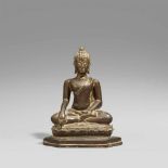 Buddha in maravijaya. Bronze. Nordthailand, Chiangsen. 15./16. Jh. Im Meditationssitz auf einem