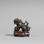 Kleiner Löwe, möglicherweise Griff eines Deckels. Bronze. Ming-/Qing-Zeit Mit geöffnetem Maul und