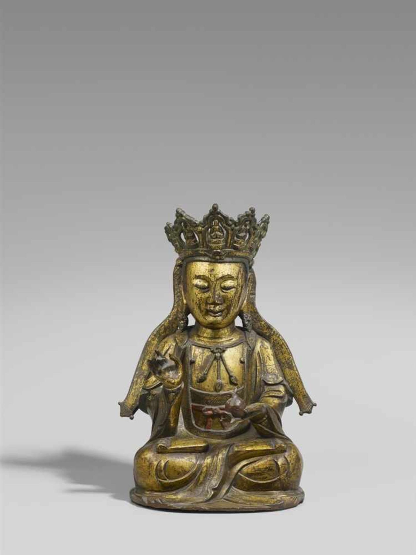 Guanyin. Bronze, vergoldet. 17./18. Jh. Im Meditationssitz, die rechte Hand ist in vitarka mudra