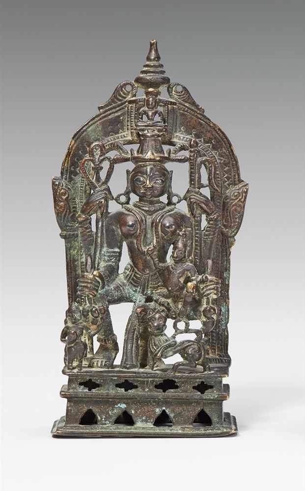 Jain-Altar der Ambika. Bronze mit Einlagen aus Silber. Gujarat/Rajasthan. Datiert 1501 Ambika - Image 3 of 3