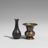 Zwei kleine Vasen. Bronze. Ming-/Qing-Zeit a) Schwere birnförmighe Vase. Ming-Zeit. b) Gefäß in Form