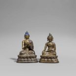 Zwei Buddha-Figuren. Kupfer, getrieben. Sinotibetisch. 19. Jh. a) Tathagata Buddha Vairocana, die