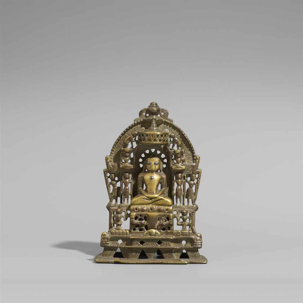 Jain-Altar. Gelbguss und Einlagen aus Silber und Kupfer. Gujarat/Rajasthan. 15./17. Jh. In der Mitte - Image 2 of 3