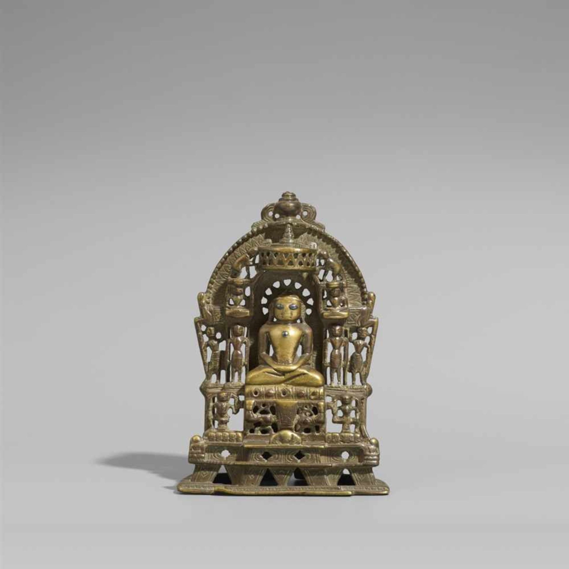 Jain-Altar. Gelbguss und Einlagen aus Silber und Kupfer. Gujarat/Rajasthan. 15./17. Jh. In der Mitte - Bild 2 aus 3