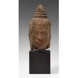 Kopf eines Buddha. Sandstein. Kambodscha. Bayon-Stil. 12./13. Jh. Schlanker Kopf mit schmalen Augen,