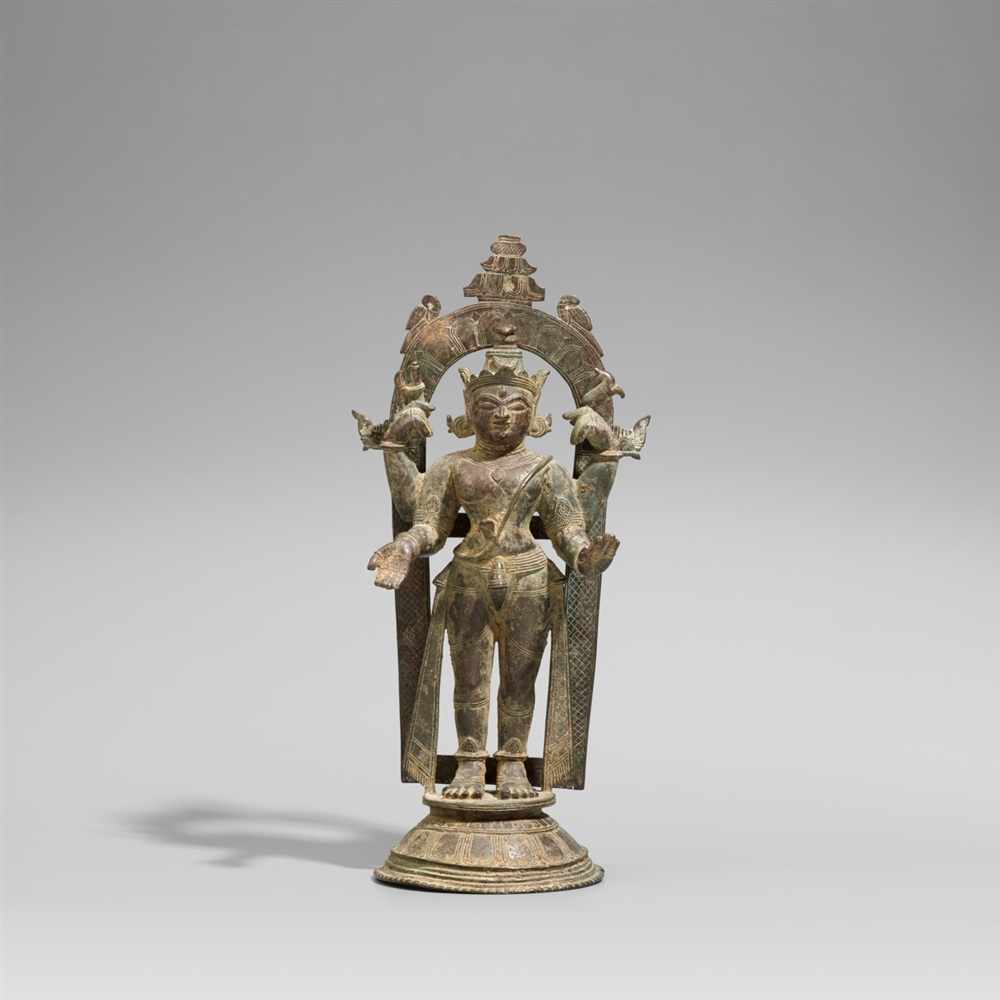 Figur eines vierarmigen Shiva. Bronze. Ostindien 17./19. Jh. Stehend auf einem runden Lotossockel,