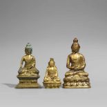 Zwei Buddha-Figuren und eine Guanyin. Bronze und Gelbguss. Tibet. Spätes 19./20. Jh. Im