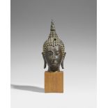 Großer Kopf eines Buddha. Bronze. Thailand, Sukhothai. 14. Jh. oder später Schlanker Kopf mit