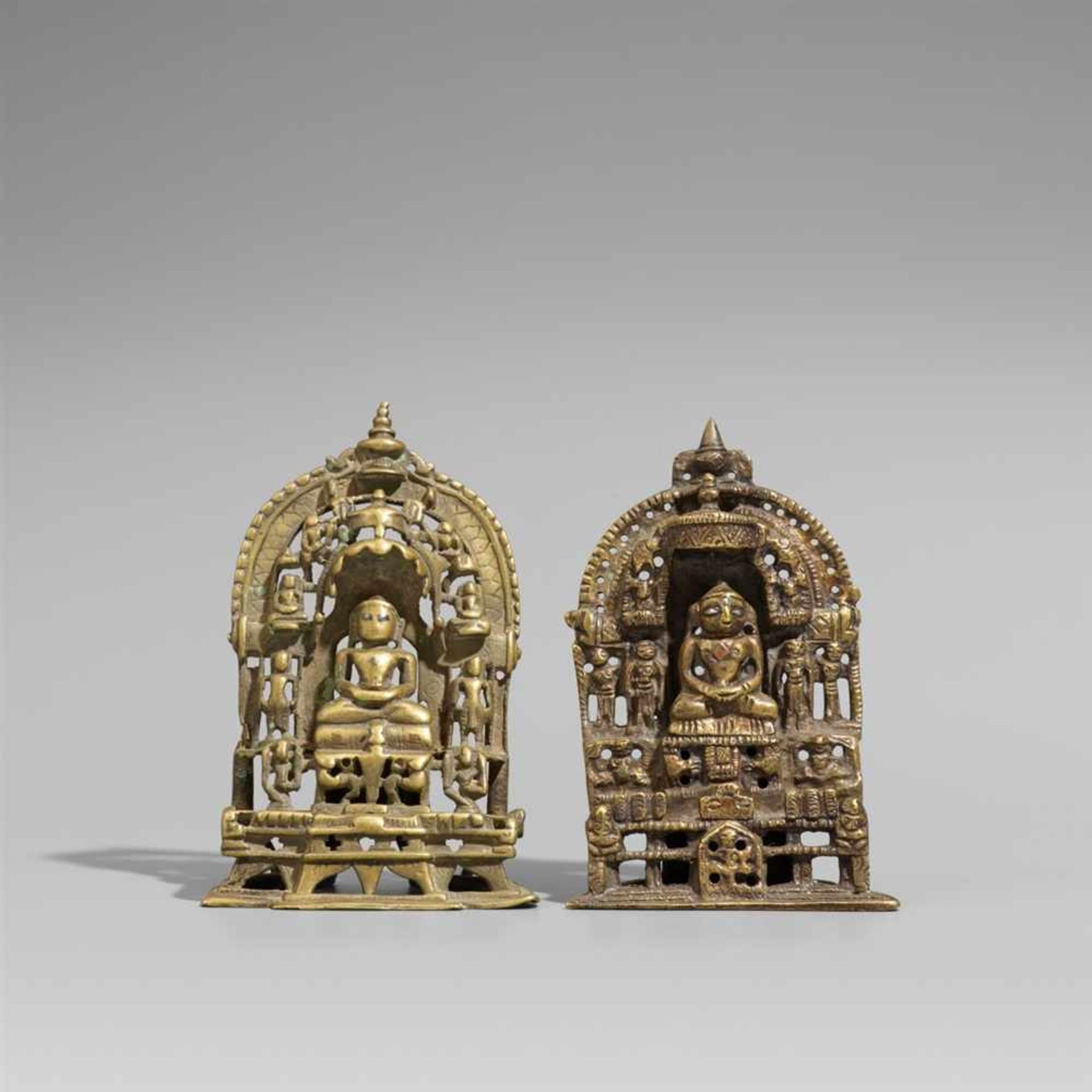 Zwei Jain-Altäre. Gelbguss mit Silbereinlagen. Gujarat/Rajasthan. 15./17. Jh. a) Der tirthankara