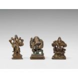 Drei Figuren des vierarmigen Ganesha. Bronze. Südindien. 17./19. Jh. In den Händen jeweils