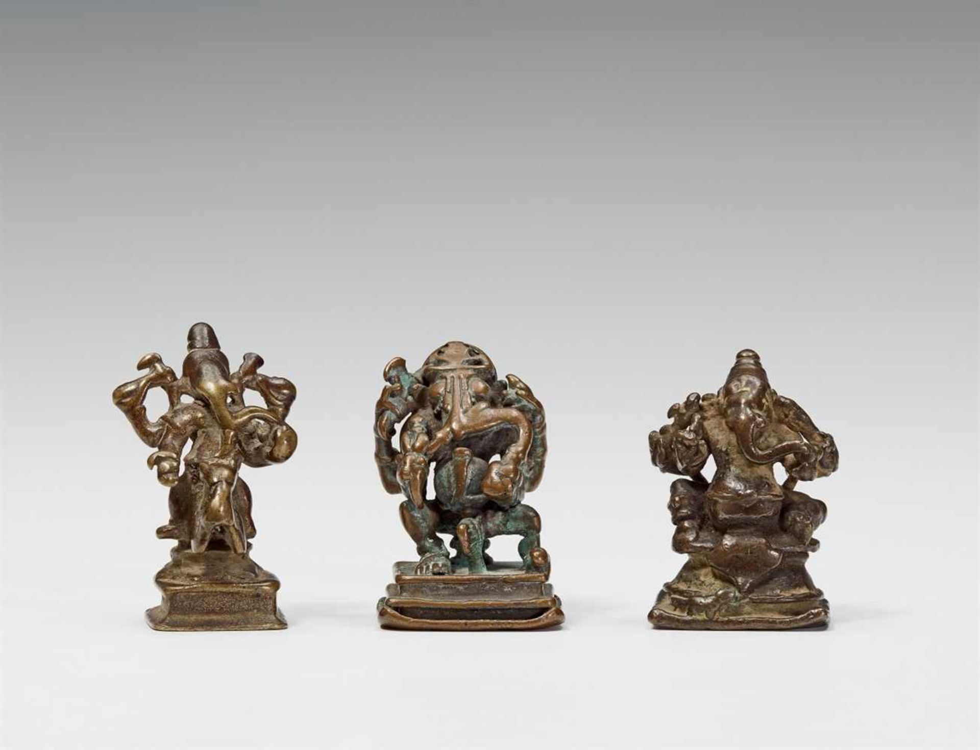 Drei Figuren des vierarmigen Ganesha. Bronze. Südindien. 17./19. Jh. In den Händen jeweils