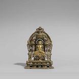 Jain-Altar. Gelbguss und Einlagen aus Silber und Kupfer. Gujarat/Rajasthan. 15./17. Jh. In der Mitte