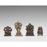 Vier Figuren des vierarmigen Ganesha. Bronze/Gelbmetall/Silber. Südindien. 17./20. Jh. In den Händen