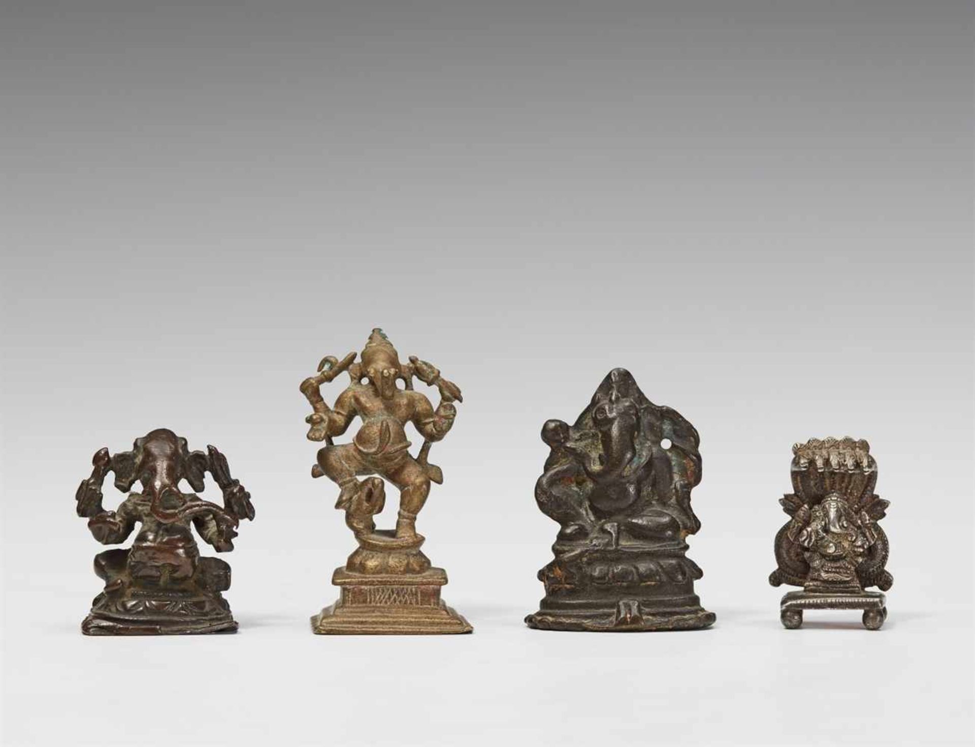 Vier Figuren des vierarmigen Ganesha. Bronze/Gelbmetall/Silber. Südindien. 17./20. Jh. In den Händen