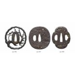 Sechs tsuba aus Eisen und zwei aus Kupfer. 19. Jh. Alle dekoriert in flachem Relief mit kleinen