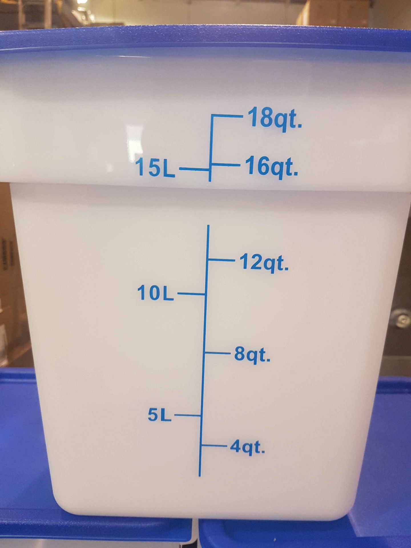 18QT White Food Containers with Lids - Lot of 4 - Bild 2 aus 2