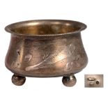 Small silver saltcellar (salt or spices) Model tripode in three ball feet, paunch with a fl ower,