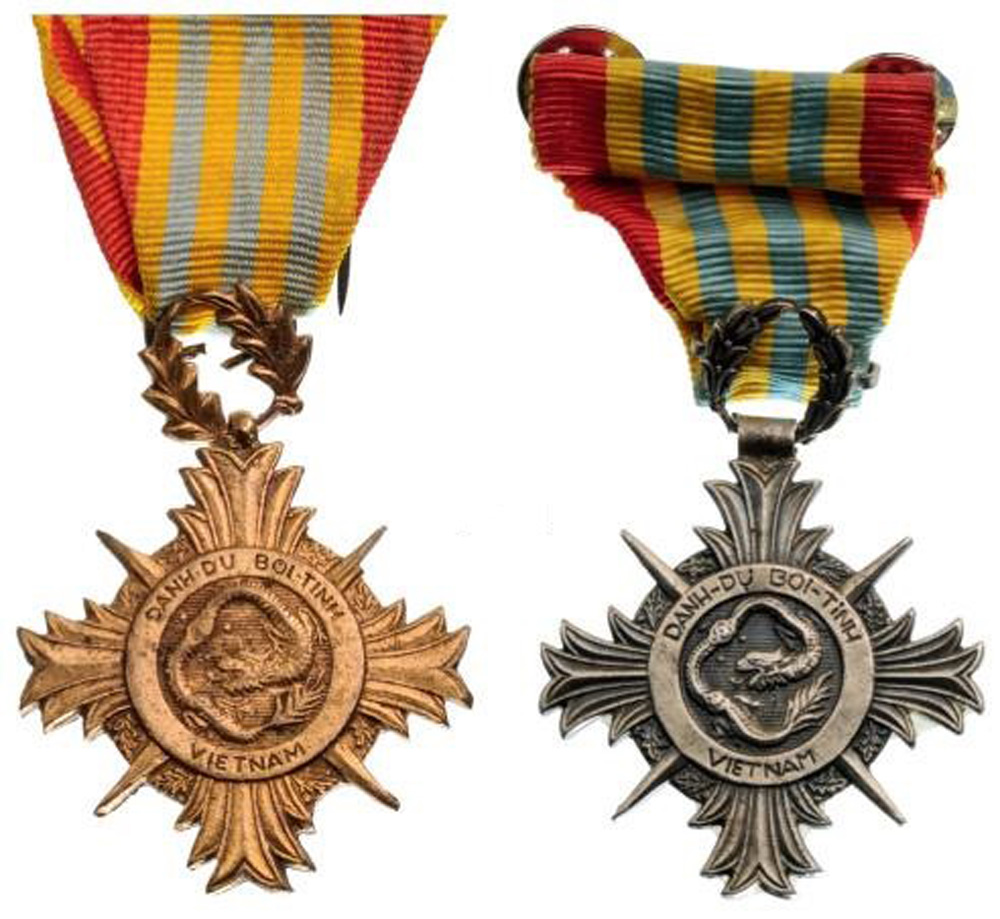 Armed Forces Honor Medals Complete Set of the 2 Classes. Breast Badges, 1st Class, gilt Bronze, 40