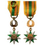 ORDER OF MERIT Officer’s Cross Miniature. Breast Badge, gilt Silver, 14 mm, enameled, original