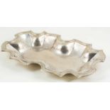 Hallmarked silver shaving basin. Colonial. Early 18th century.↵Weight: 812 g.↵3,8 x 37,5 x 24 cm.