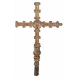 Carved, gilded and polychromed wooden processional cross. Circa 1600. Central medallion with the