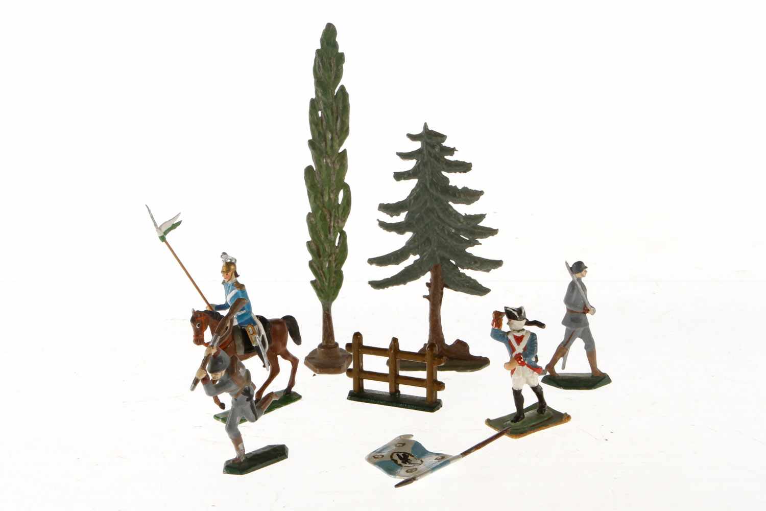 Konv. mit 4 Soldaten, 2 Bäume, Pferd, Zaunstück und Fahne, Blei/Guss, HL, Figurenhöhe 5, bespielt