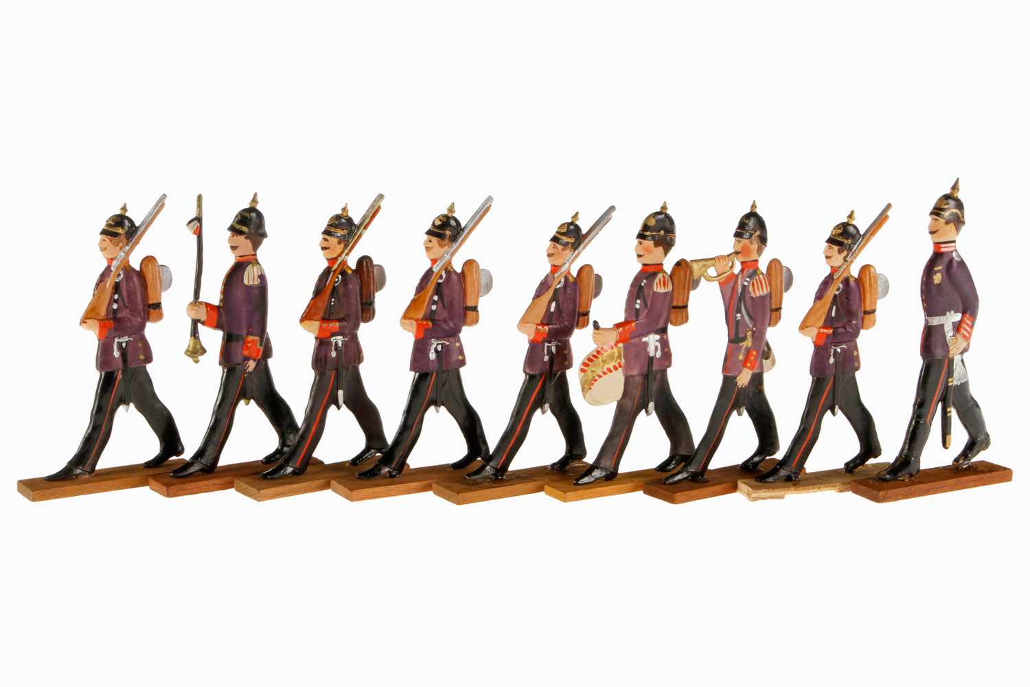 8 Zelluloid Soldaten, uralt, HL, im Marsch, auf Holzsockel, H 11, Z 1-2