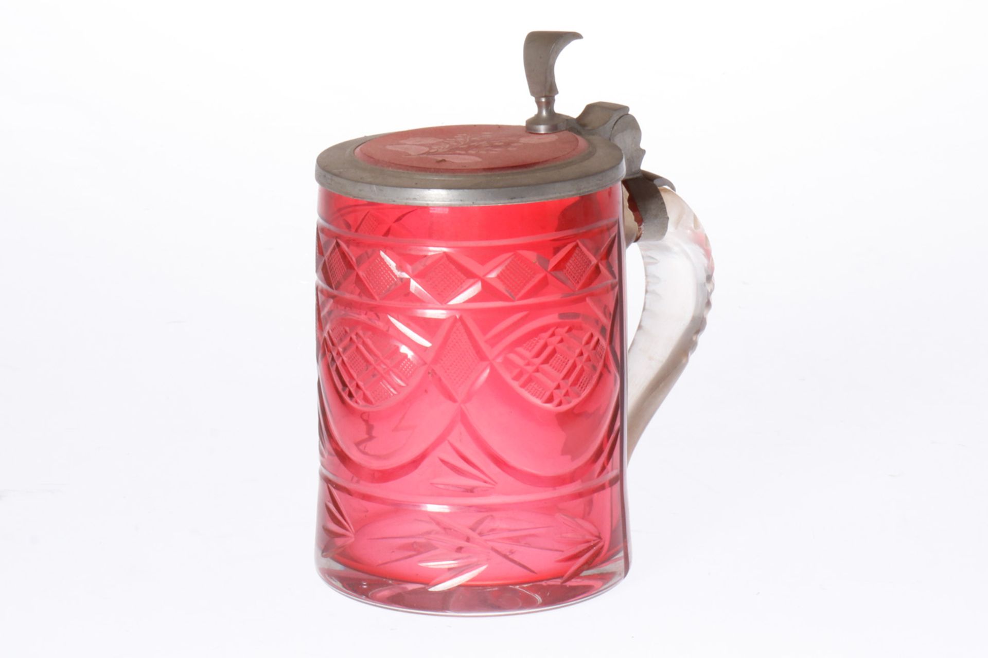 Bierkrug, ca. Mitte 19. Jh., rotes Glas, Zinndeckel mit Blumenmotiv im Glas und graviertem