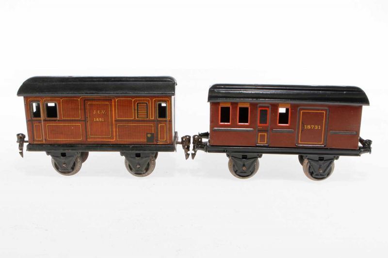 2 Märklin Gepäckwagen 1873 und 1891, S 1, CL, Schwarzbereiche rest., L 17 und 20, bespielt 19.50 %