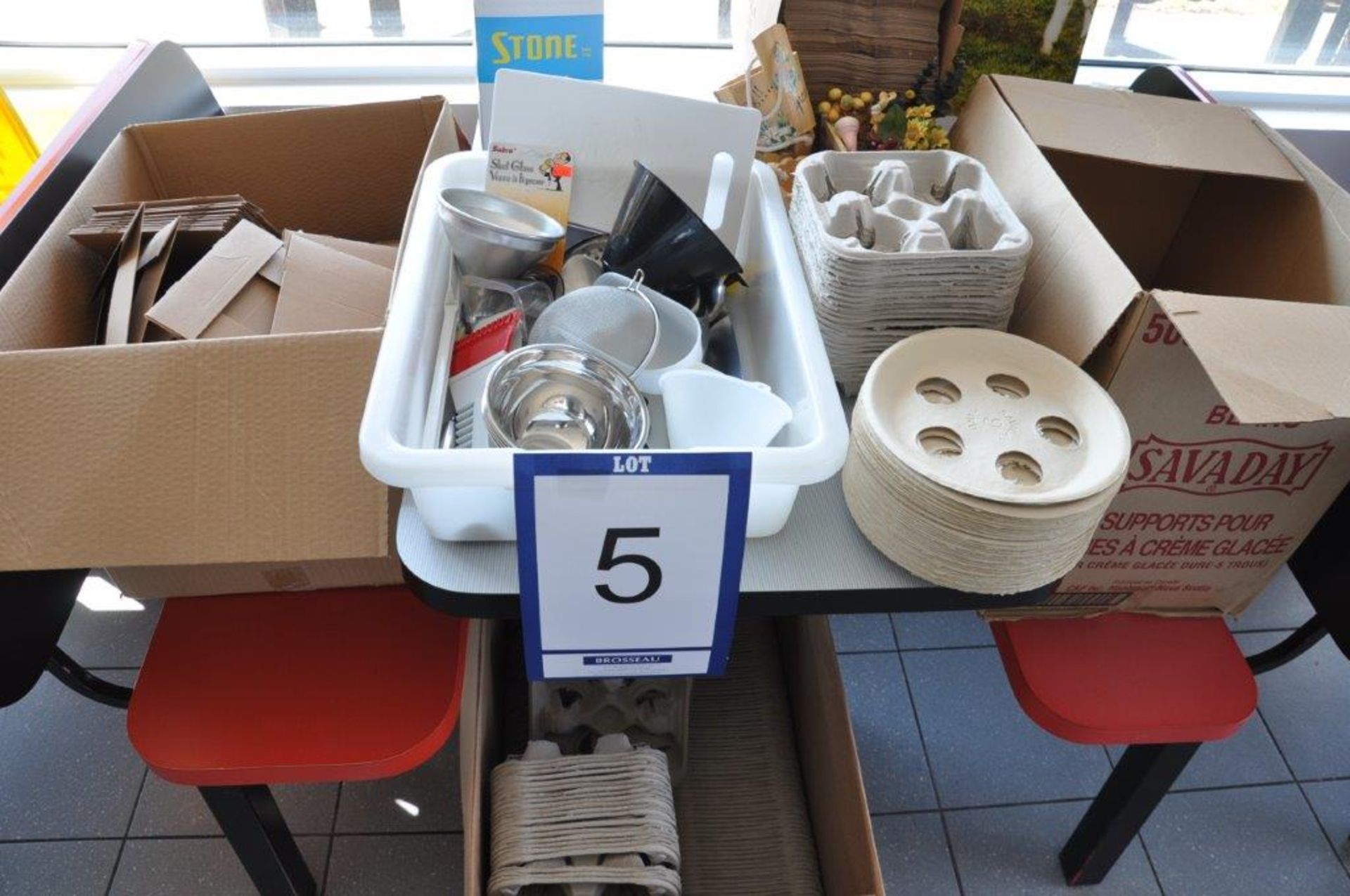 Lot: asst. take-out supplies / sacs, boîtes et cabarets de transport